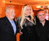 Massimo Gargia, Loana et Alain Williams lors de l'exposition de photos people de Massimo Gargia aux Salons Hoche à Paris le 14 avril 2011