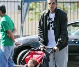 Chris Ivery, mari de Ellen Pompeo, se baladait avec sa fille dans les rues de Los Angeles, le 9 avril 2011.