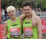 Agyness Dey et son ami, le designer Henry Holland lors du marathon de Londres le 17 avril 2011.