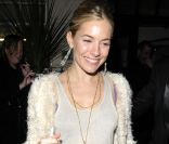 Sienna Miller ne fait jamais un fashion faux pas lorsqu\'elle veut briller à la ville <br />