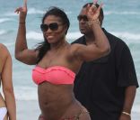 Décompléxée, Serena Williams montre ses rondeurs sur une plage aux Etats-Unis. Miami, 16 avril 2011