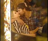 Avril Lavigne semble peu démonstrative avec son chéri Brody Jenner, au restaurant Boa Steakhouse à Los Angeles, samedi 16 avril.