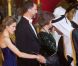 La belle Letizia d'Espagne salue les invités du gala. Madrid, 25 avril 2011 