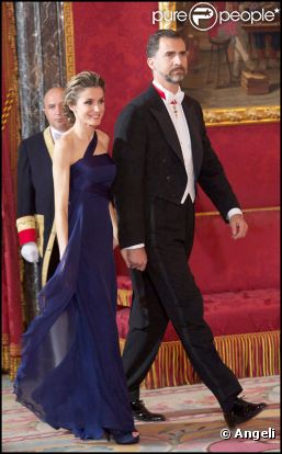 Letizia d'Espagne et le prince Felipe arrivent à la soirée de gala. Madrid, 25 avril 2011