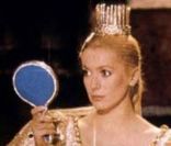 Catherine Deneuve fait un tabac dans  Peau d'âne , dans le rôle d'une princesse qui réussit à déjouer un destin qui la promet à...son père ! 