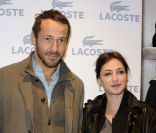 Julien Boisselier et une amie lors de la soirée d'ouverture du flagship Lacoste sur les Champs-Elysées à Paris le 28 avril 2011