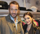 Julien Boisselier et une amie lors de la soirée d'ouverture de la boutique Lacoste 95 avenue des Champs Elysées à Paris, le 28 avril 2011