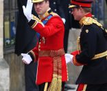 Le Prince William et son frère et témoin le Prince Harry arrivent à Westminster Abbey, le 29 avril 2011