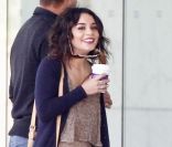 Vanessa Hudgens boit un café et discute avec un ami à Los Angeles, vendredi 22 avril. Elle arbore un look bohème et semble d'excellente humeur.