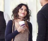 Vanessa Hudgens boit un café et discute avec un ami à Los Angeles, vendredi 22 avril. Elle arbore un look bohème et semble d'excellente humeur.