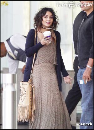 Vanessa Hudgens boit un café et discute avec un ami à Los Angeles, vendredi 22 avril. Elle arbore un look bohème et semble d'excellente humeur.