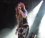 Miley Cyrus interprète  7 Things  sur la scène de Quito (Equateur), vendredi 29 avril 2011, avec son  Gypsy Heart Tour .