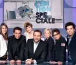 Bruce Toussaint, entouré de son équipe de chroniqueurs de l' Edition Spéciale , magazine diffusé quotidiennement sur Canal+.