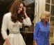 Kate Middleton, accompagnée de Camillia Parker Bowles, l'épouse du prince Charles, est arrivée dans sa robe style années 50 à la soirée de mariage. Londres, 29 avril 2011 