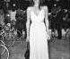 L'actrice anglaise Jacqueline Bisset est absolument radieuse dans sa robe de soirée. Le décolleté est peut être un peu osé pour une princesse, mais la taille de guêpe fait très fifties ! Mai 1974 
