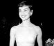 Dans les années 50, Audrey Hepburn brillait dans tous les galas de l'époque. Ici, avec une robe blanche serrée à la taillequi ressemble beaucoup à celle que portait la prince Catherine le soir de son mariage. 10 mars 1955 