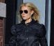 Gwyneth Paltrow se rend à la salle de sport. Ses enfants Apple, et Moses ne veulent pas la quitter. Avril 2011