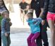 Lorsque Gwyneth va à la salle de sport, ses enfants Apple et Moses tentent de la retenir ! Avril 2011