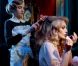 Arielle Dombasle et Violette d'Urso de la Fressange, dans le clip de Porque te vas , extrait de l'album Diva Latina , à paraître le 16 mai 2011.