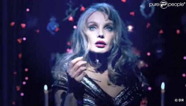 Arielle Dombasle dans le clip de  Porque te vas , extrait de l'album  Diva Latina , à paraître le 16 mai 2011.