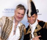 Dan Maie Royer et un ami à l'occasion du Bal des Princesses 2011, qui s'est tenu à Paris, le 30 avril 2011.