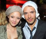 Pom Klementieff et Nicolas Bedos à l'occasion du Bal des Princesses 2011, qui s'est tenu à Paris, le 30 avril 2011.