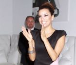 Eva Longoria de très bonne humeur dans la boutique Tassimo de New York lors de la présentation de son livre Eva\'s Kitchen le 3 mai 2011