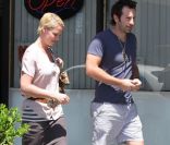 Côté look, Katherine Heigl a vraiment un problème d'accord! Surtout depuis qu'elle ne lache plus son horrible ceinture Ralf Lauren. Los Angeles, 3 mai 2011 
