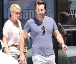 Katherine Heigl sort d'un restaurant japonais avec son mari. 3 mai 2011 