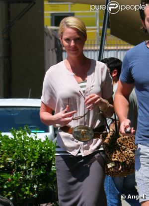 Katherine Heigl ne quitte plus non plus sa ceinture Ralph Lauren... Pourtant, elle devrait ! Los Angeles, 3 mai 2011 