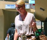 Sac léopard, ceinture avec une tête de taureau, jupe mi-longue, gilet rose et tee-shirt marin... Il y a comme un petit problème dans le look de Katherine Heigl ! Los Angeles, 3 mai 2011 