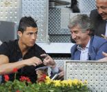 Cristiano Ronaldo dans les gradins du Master 1000 de Madrid le 4 mai 2011. Jusque dans les gradins de tennis, le footballeur qu'il est doit signer quelques autographes ! 