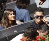 Cristiano Ronaldo dans les gradins du Master 1000 de Madrid le 4 mai 2011. Les lunettes de soleil ne suffisent pas à cacher son identité 