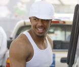 Nick Cannon, faisant le plein à Los Angeles le 4 mai 2011. Le mari de Mariah Carey porte encore son bracelet de visiteur de l'hôpital où il est allé au chevet de sa femme et de ses jumeaux : Monroe et Moroccan Scott.