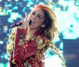 Miley Cyrus se produit à Bueno Aires, dans le cadre de son  Gypsy Heart Tour 2011 .
