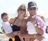 Lance Armstrong, Anna Hansen et leurs deux enfants, à Miami, le 30 novembre 2010. 
