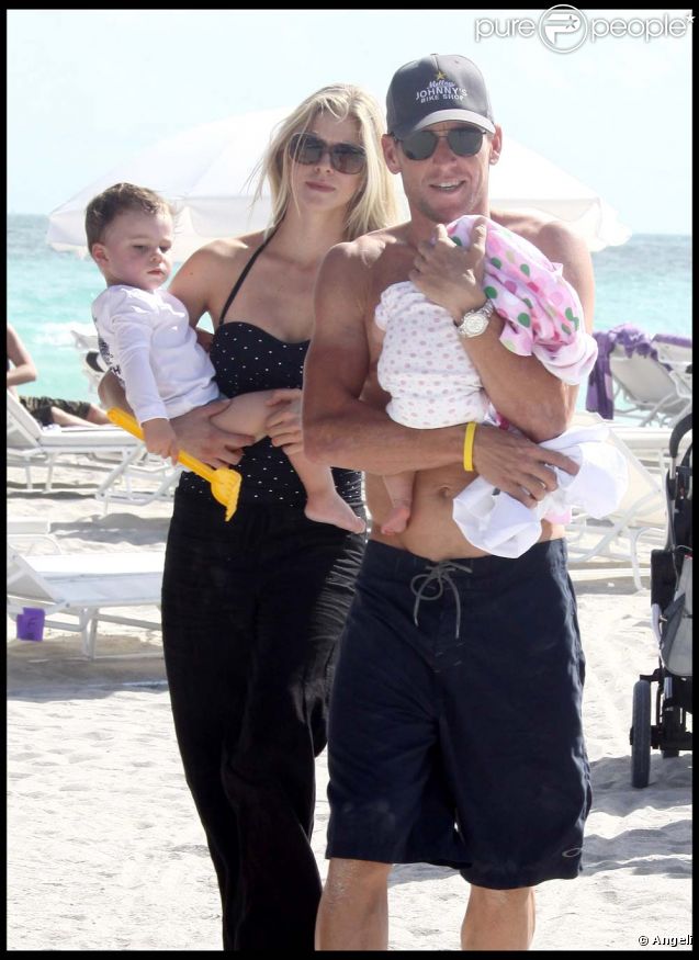 Lance Armstrong, Anna Hansen et leurs deux enfants, à Miami, le 30 novembre 2010. 