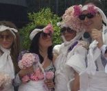 Victoria Beckham et Selma Blair lors d'un concours de la plus belle robe en papier toilette, lors de la baby shower de Victoria Beckham, le 7 mai 2011
