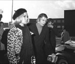 Brigitte Bardot et Gunter Sachs à l'aéroport d'Heathrow (Londres), le 7 octobre 1969