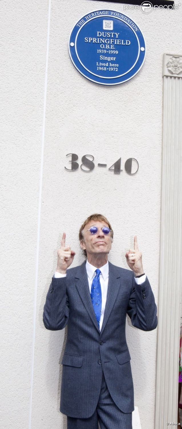 Robin Gibb, des Bee Gees, a dévoilé une plaque commémorative en l'honneur de Dusty Springfield, à Londres le 8 mai 2011