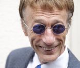 Robin Gibb, des Bee Gees, a dévoilé une plaque commémorative en l\'honneur de Dusty Springfield, à Londres le 8 mai 2011