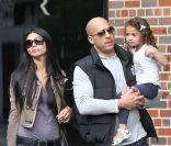 Vin Diesel et sa compagne Paloma se promènent avec leur fille hania Riley, pour la fête des mères, le 8 mai 2011 à New York