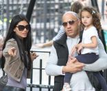 Vin Diesel et sa compagne Paloma se promènent avec leur fille hania Riley, pour la fête des mères, le 8 mai 2011 à New York