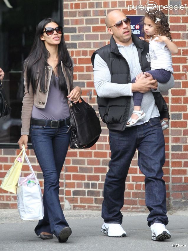 Vin Diesel et sa compagne Paloma se promènent avec leur fille hania Riley, pour la fête des mères, le 8 mai 2011 à New York