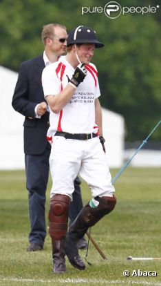 Le prince Harry dispute un match de Polo, à Berkshire le 7 mai 2011.