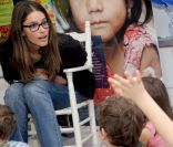 <p>L\'actrice et maman Amanda Peet adore les enfants ! Elle a passé l\'après-midi dans une école pour soutenir la lutte contre la rougeole dans le monde. New York, 9 mai 2011</p>