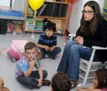 <p>Amanda Peet passe du temps avec des petits new-yorkais pour la bonne cause. New York, 9 mai 2011</p>