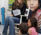 <p>Amanda Peet adore la compagnie des enfants ! New York, 9 mai 2011</p>