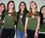 <p>L\'ambassadrice de la Croix-Rouge américaine, Amanda Peet, pose avec les bénévoles. New York, 9 mai 2011</p>