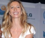 Gisele Bündchen n'a pas oublié sa bonne humeur aux côtés du président mexicain Felipe Calderon le 10 mai à New York pour la soirée Champions of the Earth Awards.